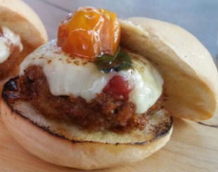 No Kwai, quem comprar um hambrguer vai ganhar um dos mini sanduches criados para a ocasio. Foto: Kwai/Divulgao